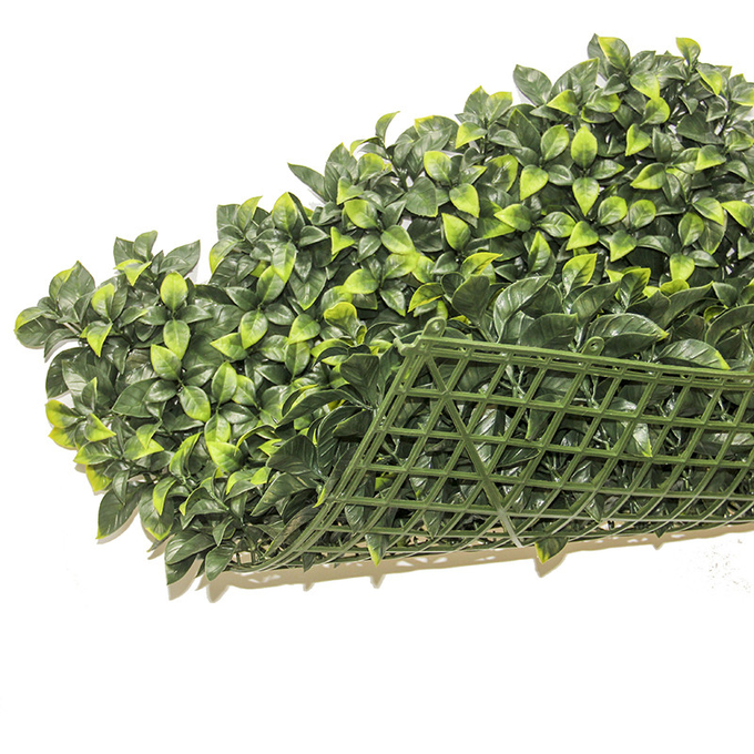 パネルのプラスチック緑の草木の植物の壁は家のレストランの屋内装飾のための人工的な草の壁の背景幕を草でおおう