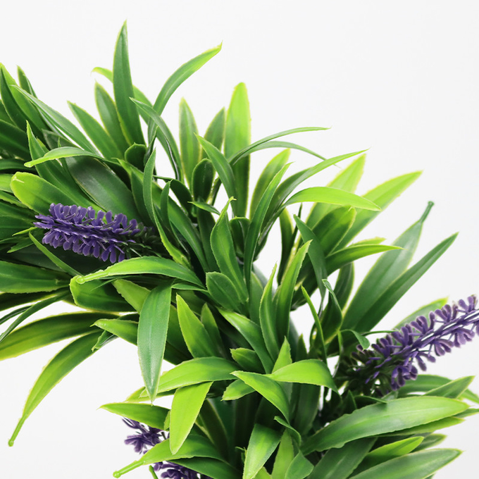 結婚披露宴のために掛かる人工的な葉の植物の緑の草木の花輪